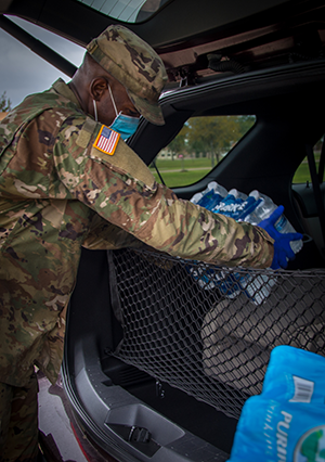 Texas Army National Guardsmen distribute water bottles to local residents October 8, 2020, at Lake Jackson, Texas. These jumped into action to supply water to residents when a deadly amoeba affected the water supply. (Texas Air National Guard photo by Master Sgt. Lynn M. Means)