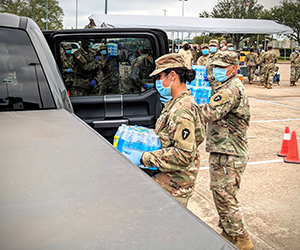 Texas Army National Guardsmen distribute water bottles to local residents October 8, 2020, at Lake Jackson, Texas. These jumped into action to supply water to residents when a deadly amoeba affected the water supply. (Texas Air National Guard photo by Master Sgt. Lynn M. Means)